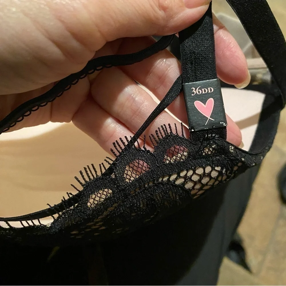 NWT~VICTORIA’S SECRET Women Black Lace Padded Push Up Bra Size 36DD